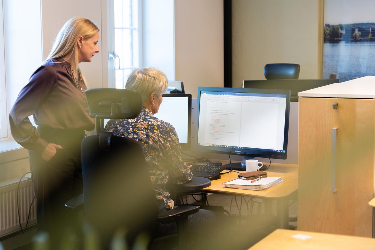 to-personer-ser-på-pc-1280x853Gat