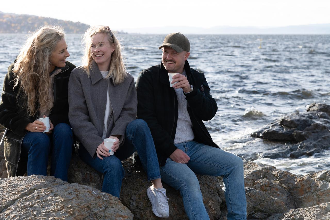 tre-personer-ved-havet